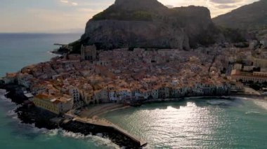 Nefes kesen uçurumlar ve gök mavisi suların ortasında Sicilya 'nın büyüleyici sokakları tarihin ve yerel hayatın zengin bir duvar halısını gözler önüne seriyor. Gizli mücevherleri ve canlı pazarları keşfedin. Cefalu Sicilya