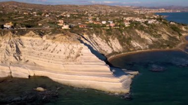 Sicilya 'nın nefes kesen sahil şeridine tanık olun, çarpıcı beyaz uçurumları turkuaz denizi kesiyor, Scala dei Turchi İtalya kıyılarındaki çok ünlü beyaz kayalık uçurum.