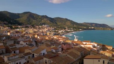 Sicilya 'nın göz kamaştırıcı sahil şeridinde, canlı binaların gök mavisi denizle buluştuğu yerde. Dağların arasına yerleştirilmiş bu İtalyan mücevherinin cazibesini tecrübe et, Cefalu Sicilya