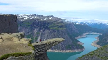 Norveç 'e yürüyüş yapmanın heyecanını yaşayın. Norveç' in dramatik fiyortlarının panoramik manzarasını sunan çarpıcı bir uçurum. Doğanın güzelliği her maceracıyı cezbeder..