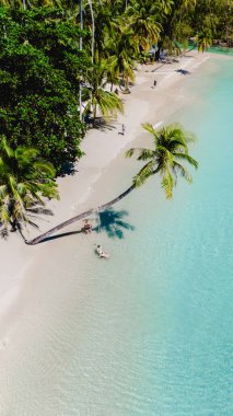 Koh Kood 'un yumuşak kumlu sahilinde güneşin altında, palmiyeler ve kristal berrak suyla çevrili, günlük hayattan huzurlu bir şekilde kaçarken. Doğa aşıkları için mükemmel bir dinlenme yeri..