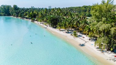 Kristal berrak sular, Tayland 'ın Koh Kood kentinin tozlu beyaz kumlarına nazikçe çarpar..