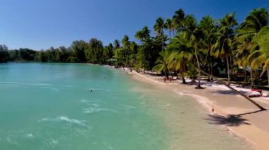Sakin dalgalar, Koh Kood Adası 'nın el değmemiş kıyılarında hafif esintide sallanan palmiyeler gibi rahatlama ve keşiflere davetiye çıkarıyor. Tayland 'da güneşin altında mükemmel bir günün tadını çıkar.