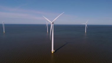 Etkileyici rüzgar türbinlerine, okyanustaki yel değirmeni parkına, yeşil enerji üreten yel değirmenlerinin insansız hava görüntüsüne Hollanda 'da denizde izole edilmiş yel değirmenlerine tanık olun..