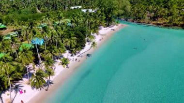Zümrüt palmiye ağaçlarının usulca sallandığı Koh Kood Adası 'nın çarpıcı sahil şeridini keşfedin. Ziyaretçiler, güneş banyosunun ve berrak sularda yüzmenin keyfini çıkarırlar. Doğanın dokunulmamış güzellikleriyle çevrili..