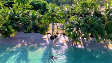 Turkuaz suların el değmemiş kumsallarla buluştuğu Koh Kood Adası Tayland 'ın çarpıcı güzelliğini keşfedin. Kıyı boyunca uzanan gür palmiye ağaçları dinlenmek için mükemmel bir tropikal cennet yaratıyor..