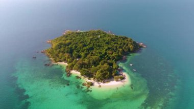 Koh Munnork Adası Tayland 'ın büyüleyici güzelliğini keşfedin. Kristal berrak suların yemyeşil ile buluştuğu yer..