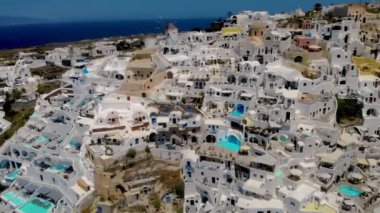 Santorini 'nin büyüleyici adasını keşfedin. Eşsiz beyaz yıkanmış binalar, güzel havuzlar ve Ege Denizi' nin nefes kesici manzaraları. Yunanistan 'ın ünlü varış noktasının cazibesini tecrübe et.