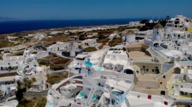 Beyaz boyalı güzel binaları ve Santorini 'nin sakin sahil şeridini keşfedin. Işıl ışıl Ege Denizi üzerindeki panoramik manzaranın tadını çıkarırken bu ikonik varış noktasının eşsiz atmosferinin tadını çıkarın..