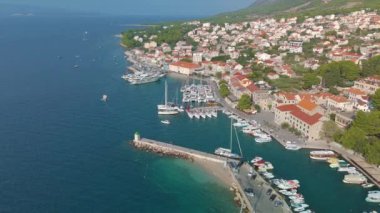 Brac Island Hırvatistan 'da canlı evler, sakin sular ve hareketli marinalarla dolu bir sahil köyünün güzelliğini keşfedin. Bu güzel yerde doğa ve mimarinin mükemmel bir karışımı..