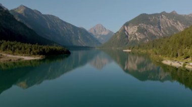 Plansee Gölü, kristal berrak sularıyla görkemli dağları yansıtıyor..