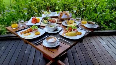 Koh Kood Adası 'ndaki yemyeşil yemyeşil ortamda canlı ve hoşgörülü bir yerel lezzetin tadını çıkarıyorum. Taze malzemeler ve aşçılık sanatıyla dolu hoş bir deneyim..