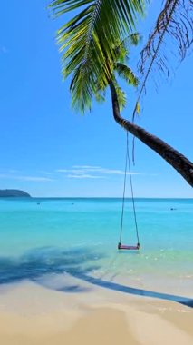 Koh Kood Adası Tayland 'ın el değmemiş kıyılarında dinlenin. Palmiye ağacından sarkan yumuşak bir salıncak sizi sakin atmosferin tadını çıkarmaya davet ediyor..