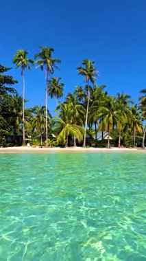 Kristal berrak suları ve Koh Kood Adası Tayland 'ın canlı manzarasını deneyin. Palmiye ağaçları sallanıyor ve sükunet hüküm sürüyor. Bu sakin tropikal cennette doğa cennetinin tadını çıkar..