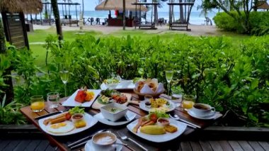 Koh Kood Adası 'nda sakin bir sahile kurulmuş yerel tatlar ve taze malzemelerin yer aldığı nefis bir kahvaltı sofrasına katılın. Huzurlu atmosferin tadını çıkar.