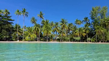 Koh Kood Adası Tayland 'ın dingin cazibesini deneyin. Turkuaz sular, bereketli palmiye ağaçlarıyla çevrili kumlu kıyılarda nazikçe tur atar. Göz kamaştırıcı manzaralarla dolu sakin bir kaçış bekliyor..