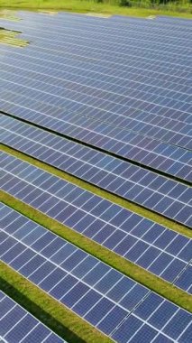 Tayland 'da güneş ışığını kullanarak temiz enerji üreten sıra sıra güneş panelleri içeren olağanüstü bir güneş parkı keşfedin. Bu girişim sürdürülebilir bir geleceği ve çevresel bilinci yansıtıyor.