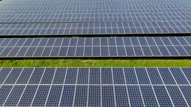 Tayland 'daki geniş güneş parkını keşfetmek, sıra sıra güneş panellerinin temiz enerji üretmek için güneş ışığını yakaladığı yer. Bu kurulum sürdürülebilirliği ve çevre dostu uygulamaları teşvik etmektedir..