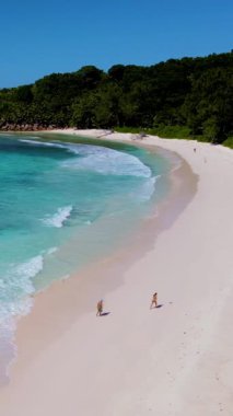 Yumuşak kumlu plajları ve canlı turkuaz sularıyla çarpıcı Seyşeller 'i keşfedin. Ziyaretçiler kıyı boyunca gezer, güneşin tadını çıkarır ve tropik manzaranın tadını çıkarırlar..