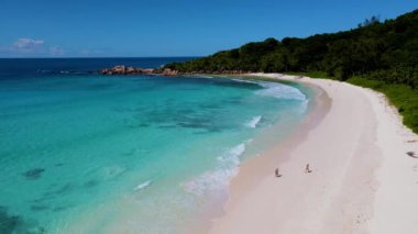 Tenha Seyşeller sahilinin yumuşak kumlarında sakin bir gezinti yaşayın. Turkuaz suların yemyeşil sularla buluştuğu ve sakin bir atmosferin rahatlamaya ve keşfe davet ettiği yerde..