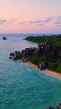 Anse Kaynağı DArgent La Digue Seyşeller, sakin suların üzerindeki gökyüzünü canlı renklerle dolduruyor. Saklı bir cennet bekliyor kayalık kıyıları ve sakin plajları macerayı davet ediyor..