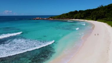 Yumuşak kumların berrak sularla buluştuğu Seyşeller 'in nefes kesici sahillerinde güneşli bir günün tadını çıkar. Yeşilliklerle çevrili kıyı şeridi boyunca yürürken huzuru keşfet..