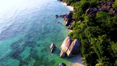 Canlı turkuaz suları, eşsiz kaya oluşumları ve yoğun tropikal bitki örtüsüyle Seyşeller 'in çarpıcı sahil şeridine tanık olun. Anse Kaynak DArgent La Digue 