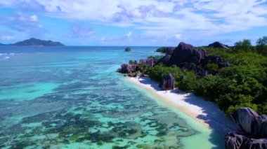 Anse Source DArgent La Digue Seyşeller 'in göz kamaştırıcı güzelliğini kristal berrak suları ve canlı deniz yaşamı ile keşfedin. Şok edici sahillerinde sakin bir kaçış yaşayın.