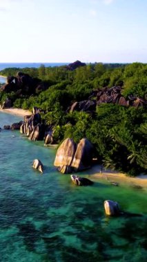 Seyşeller 'den Anse Source DArgent La Digue, muhteşem granit kayaların kristal berrak sularla buluştuğu yer. Bu tropikal cennet, canlı doğası arasında macera ve rahatlamaya davetiye çıkarıyor..