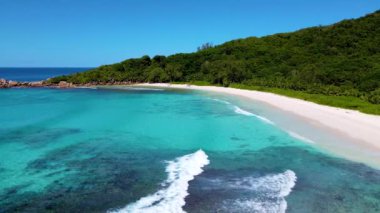 Seyşeller 'in dingin güzelliğini nefes kesici turkuaz suları ve yumuşak kumlu kıyılarıyla yaşayın. Doğada rahatlama ve macera için mükemmel bir tropikal cennet keşfedin..