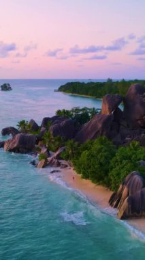 Anse Source DArgent La Digue Seyşeller 'in büyüleyici güzelliğini keşfedin, nazik dalgaların eşsiz kaya oluşumları ve yemyeşil ile buluştuğu yer. Yumuşak kumlu sahillerde güneş batarken 