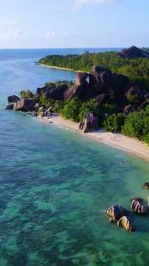 Anse Source DArgent La Digue Seyşeller 'in saf plajları ve canlı turkuaz sularıyla güzelliğini deneyimleyin. Yeşillik ve eşsiz kaya oluşumları 