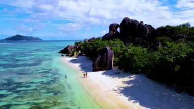 Anse Kaynak DArgent La Digue Seyşeller 'in güzelliğini kristal berrak sular ve yemyeşil sularla keşfedin. Ziyaretçiler yumuşak kumda yürürken el değmemiş kumsallarının sakinliğini hissedin.