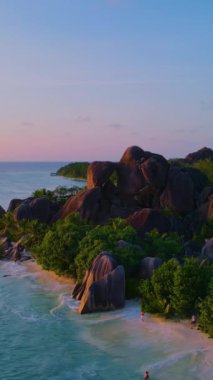 Seyşeller 'in Anse Source DArgent La Digue manzaraları, heybetli granit oluşumları ve dingin bir kıyı şeridi boyunca yemyeşil bitkiler. Doğanın geliştiği yerde huzurlu bir cennet bekliyor..