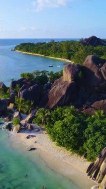 Anse Source DArgent La Digue Seyşeller 'in nefes kesici güzelliğini deneyimleyin. Kristal berrak suları, el değmemiş plajları ve yemyeşil çimenler arasında yuva yapmış muhteşem kaya oluşumlarıyla..