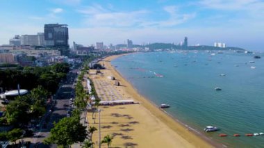 Altın kumları ve kristal berrak sularıyla Pattaya Tayland kıyılarının güzelliğini görün. Parlak mavi gökyüzünün altında tekneler ve güneşlenenlerle dolu hareketli sahil atmosferinin tadını çıkar..