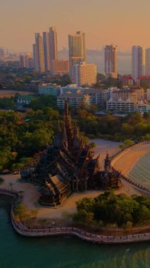 Pattaya, Tayland 'daki bereketli yeşillik ve çarpıcı şehir manzaralarıyla çevrili görkemli Doğruluk Sığınağı' nı tecrübe edin. Sanat ve doğayı bu eşsiz kültür sahasında altın saat içinde keşfedin..