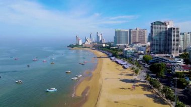 Pattaya Tayland 20 Aralık 2024. Bu tropikal cennette mükemmel bir günün tadını çıkarırken canlı kumsalları, berrak suları ve çarpıcı ufuk çizgisini tecrübe edin..