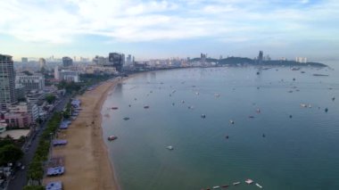 Sakin sularda süzülen balıkçı tekneleri gibi Pattaya Tayland 'ın nefes kesici kıyı şeridine bir göz atın. Açık mavi gökyüzü altında doğanın ve şehir cazibesinin eşsiz bir karışımını keşfedin..