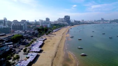 Pattayas Sahili 'nin çarpıcı manzarasında hareketli kıyı şeridi, yelkenli tekneleri ve şehrin ufuk çizgisi doğanın mükemmel bir karışımını ve şehir cazibesini yansıtıyor..