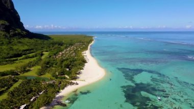 Mauritius 'un büyüleyici doğal güzelliğini deneyimleyin, altın kumların ışıldayan turkuaz sularla buluştuğu yer. Bereketli manzaralar keşfetmek, canlı deniz yaşamı, Le Morne plajı.