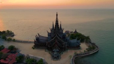 Güneş ufukta batarken Pattaya Tayland 'daki nefes kesici Doğruluk Sığınağı' nı keşfedin ve büyülü bir atmosfer yaratın. Karmaşık mimari ve dingin çevreyi tecrübe edin..