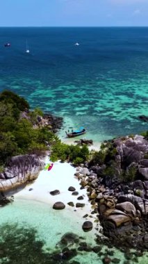 Yumuşak kumların durgun turkuaz dalgalarla buluştuğu Koh Lipe, Tayland 'ın canlı kıyı şeridini keşfedin. Bu tropikal cennetteki sakin atmosferi ve çarpıcı doğal manzarayı hissedin..