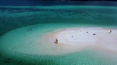 Turkuaz suların el değmemiş kumlarla buluştuğu Koh Lipe, Tayland 'ın çarpıcı güzelliğini keşfedin. Bu tropik adada rahatlama, macera ve unutulmaz anlar yaşayın..
