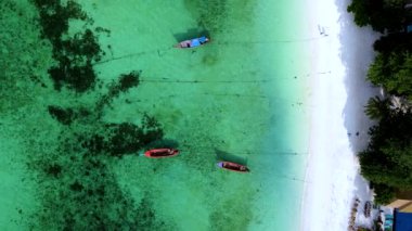 Tayland 'daki Koh Lipe' nin nefes kesici güzelliğini keşfedin. Yeşillik, el değmemiş beyaz kumlar ve canlı su mükemmel bir tropikal kaçış sağlar. Mutluluk, rahatlama ve macera deneyimi..