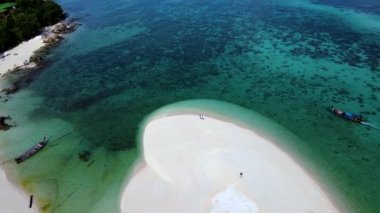 Yumuşak beyaz kumların canlı mavi sularla buluştuğu Koh Lipe Tayland 'ın el değmemiş kıyılarını keşfedin. Kumsalda gevşeyin ve nefes kesici tropikal cennetin manzarasını seyredin..