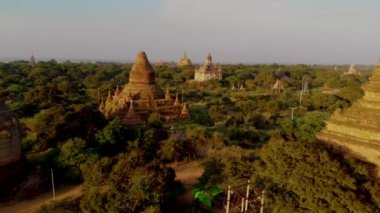 Bagan Myanmar 'ın büyüleyici siluetine tanık olun. Yeşilliklerle çevrili antik tapınaklar ve pagodalar..