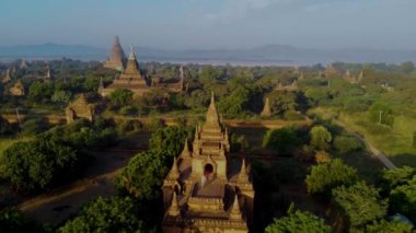 Altın güneş ışığı antik tapınakları ve pagodaları yıkarken Bagan Myanmar 'ın nefes kesici güzelliğine tanık olun. Huzurlu manzara keşfedilmeyi bekleyen zengin bir tarihi gözler önüne seriyor..