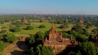 Myanmar, antik tapınaklar ve pagodalar üzerinde güneş doğarken Bagan 'ın çarpıcı güzelliğine hayret et. Bu tarihi yeri tanımlayan huzurlu atmosferi ve bereketli manzaraları deneyimleyin..