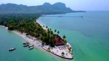 Koh Mook Tayland 'ın nefes kesici güzelliğini deneyimleyin, el değmemiş plajlar, canlı yeşillikler ve dingin sularla. Bu sakin adanın cazibesini ve davetkar atmosferini keşfedin..